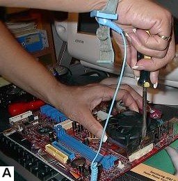 en antistatisk håndledsrem, der bruges til at forhindre statisk elektricitetsskade på computerens komponenter